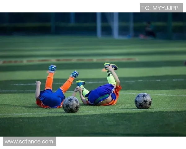 足球球星基本功测试挑战展示，细致呈现技巧与身体协调性的极致考验